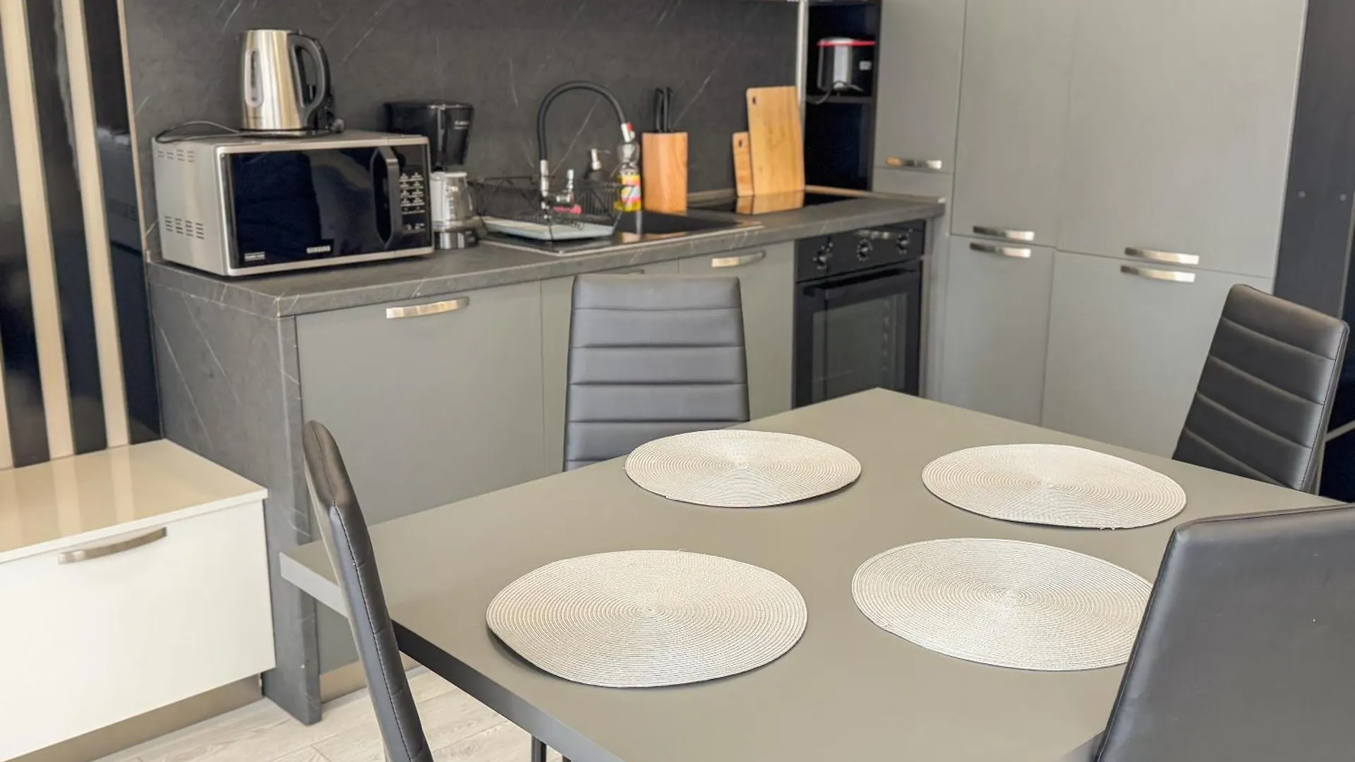 Elite Business Residence With Free Gym Pass And Full Office Setup Plovdiv