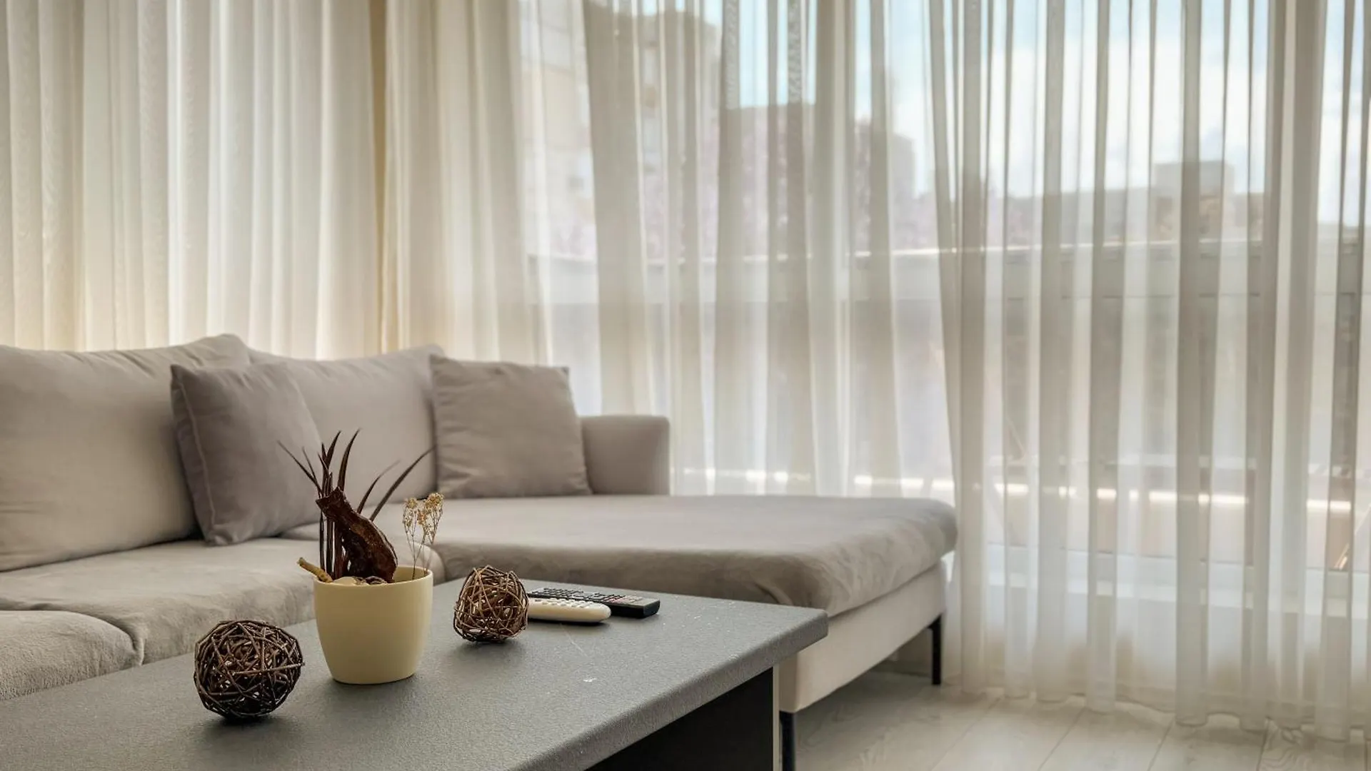 Elite Business Residence With Free Gym Pass And Full Office Setup Plovdiv Apartment